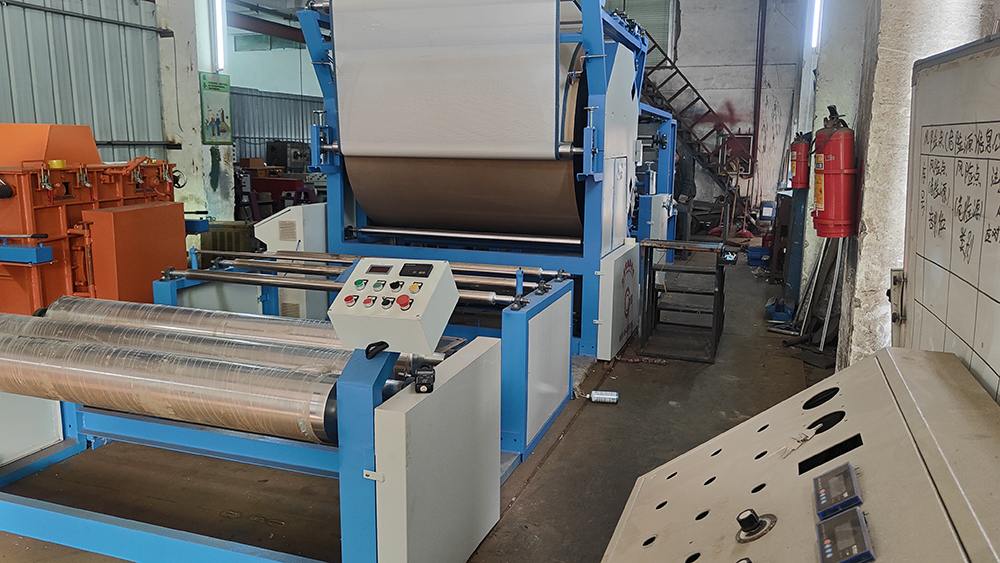 雙膠槽網(wǎng)帶的復(fù)合機(jī)具有哪些主要特點(diǎn)？